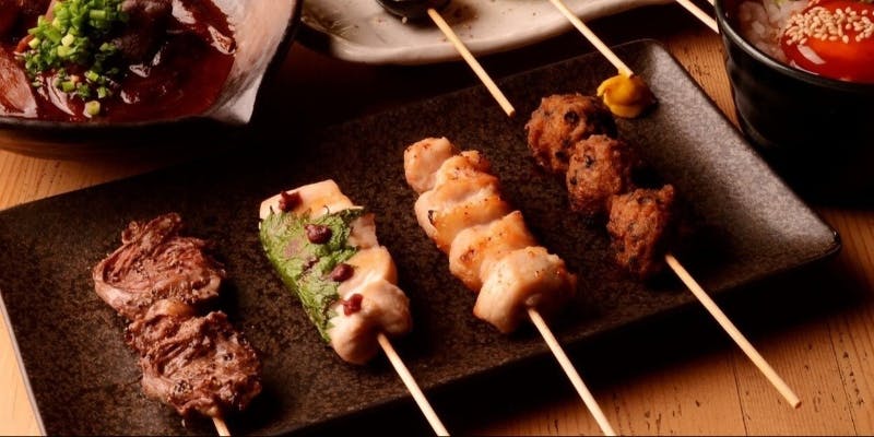 さまざまな種類の焼き鳥が並ぶテーブル