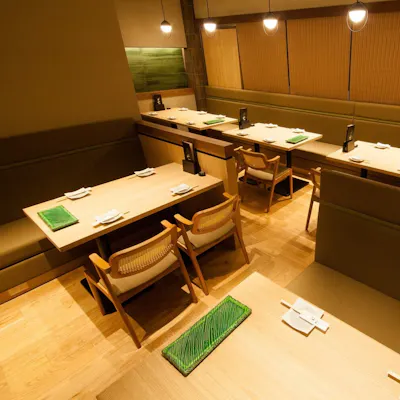 木の温もりと灯りに包まれる寛ぎのひととき