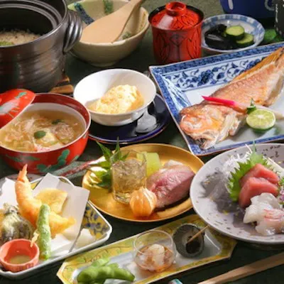 季節の味覚を堪能できる3種の懐石コース