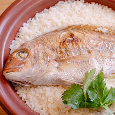 天然鯛を姿のまま贅沢に。卓ごとに土鍋で炊きあげる鯛めしは必食
