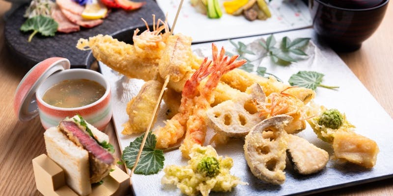 【梅コース】魚介や野菜の天麩羅のほか、季節の蒸し物など 全13品