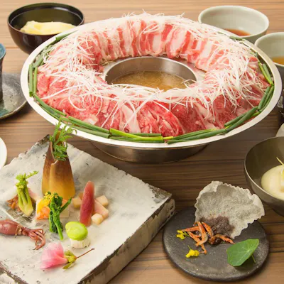 素材の旨味を引き出す、名物博多炊き肉鍋