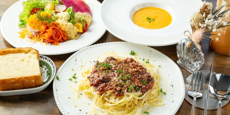 【CHIRIOのランチコース】前菜をはじめ、メイン、季節のスープを楽しめる