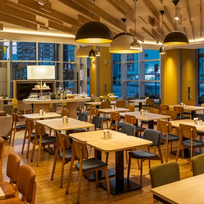 自然光の差し込む開放的な空間