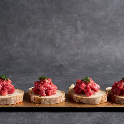 当店でしか食べることができない最高品質の生肉をお楽しみください