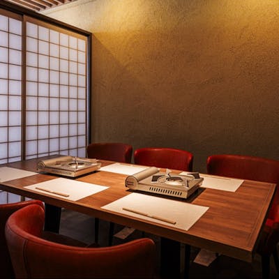 六白黒豚専門店の味を、落ち着いた空間で堪能