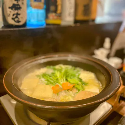 4時間煮込む、有田鶏の旨味を凝縮した白濁スープ