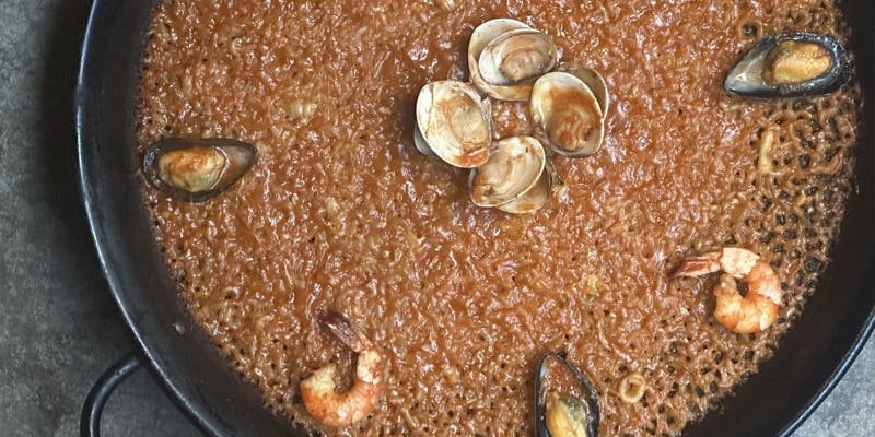 【大皿料理のコース】前菜から〆のパエリアまで、10品以上のコースです。