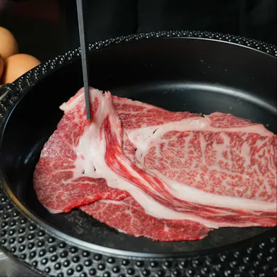 上質なブランド和牛のすき焼きをリーズナブルな価格でご堪能ください