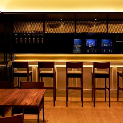 国産キャビアの真髄を味わう、隠れ家ダイニング