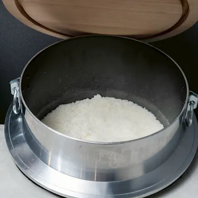 伝統的な手法で仕上げる、ふっくら食感と豊かな香り釜戸ご飯