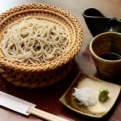 蕎麦の旨みを支える、侘助の繊細なつゆ