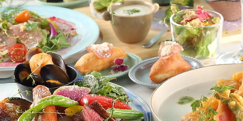 前菜盛り合わせ、本日の肉 、魚介盛り合わせなどが付いたワンドリンク付きコース