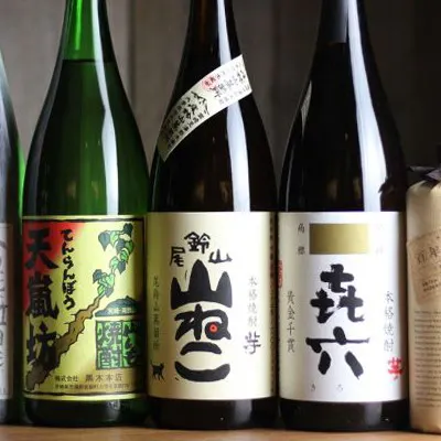 焼酎と地酒炭香る夜に寄り添う
