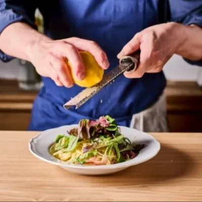 チェヴィンチを象徴する、野菜と果実の創作パスタ