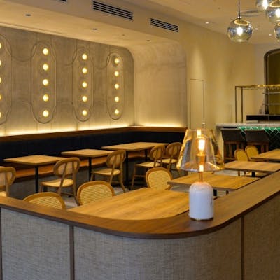 広々とした店内とアクセスの良さ