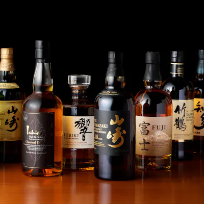 ウイスキーや日本酒をはじめ、プレミアムな一杯をどうぞ
