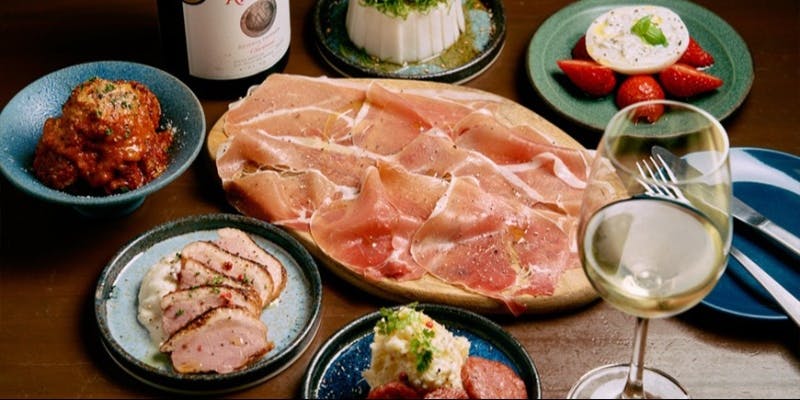 【忘年会・最大6時間！！】ワイン11種類含む約100種類が時間無制限飲み放題＋お料理9品コース