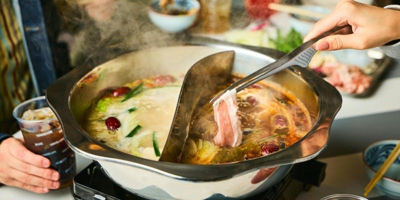 【薬膳火鍋】季節の野菜と豚バラ・鶏ももなど薬膳火鍋、白菜大根食べ放題付