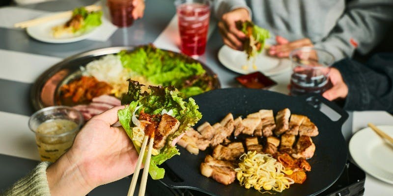 【サムギョプサル】サムギョプサル80gなど、焼き野菜の食べ放題付