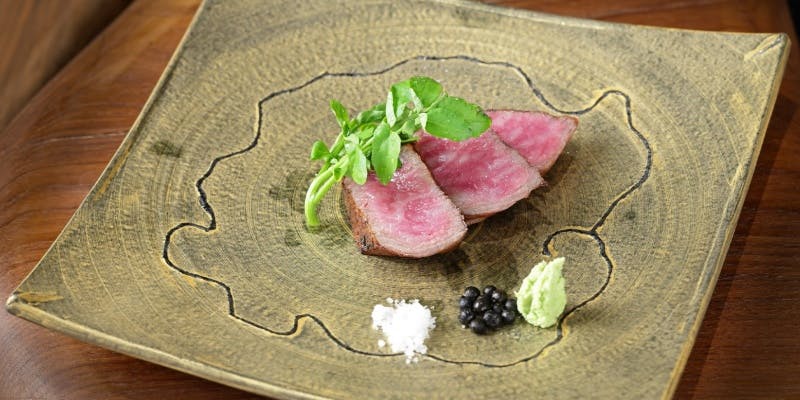 （本日厳選されたお肉か魚介を選べるディナーコース）厳選お肉or魚介を使った逸品やデザートに舌鼓。