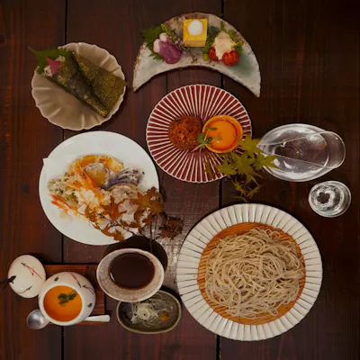 【蕎麦職人の技 × 京の名水】石臼挽き手打ちそばと季節を感じる和の創作料理