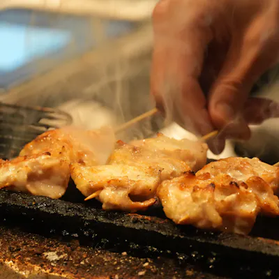備長炭で焼き上げる、甲州地どりの本格焼き鳥