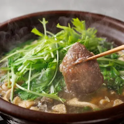 鮮度の良い鯨を使った料理をご提供。名物は「鯨のはりはり鍋」