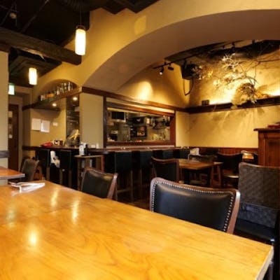 木の温もりと静謐な灯りが織りなす、癒しの空間