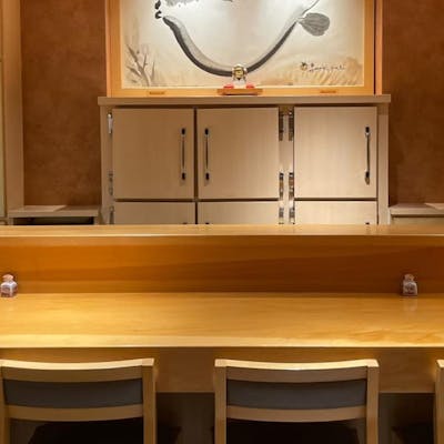 一枚板カウンターが映える、大人のための上質なふぐ専門店