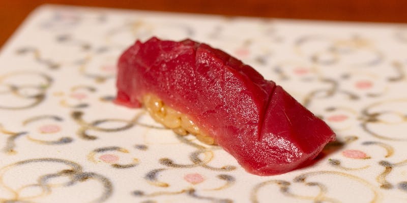 【おまかせコース】旬の食材をふんだんに使用。職人技が光る本格江戸前鮨10貫や、一品料理が愉しめるコース