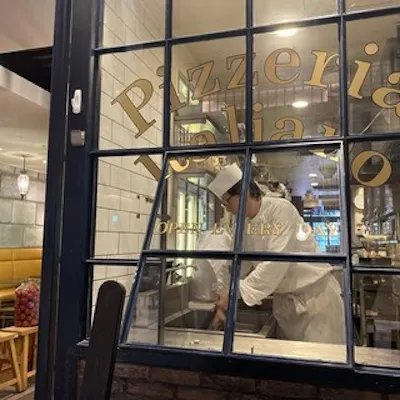店内でてづくり。ピッツァ職人が腕をふるっています