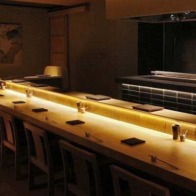 【凛としたカウンターで職人の手仕事と焼き鳥の香りを堪能する】