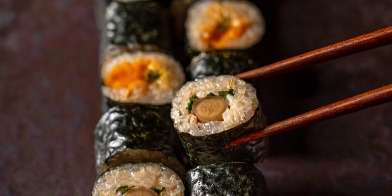 【飲み放題付き】おまかせ焼鳥4本と酒肴細巻き、本日の一品料理など13品