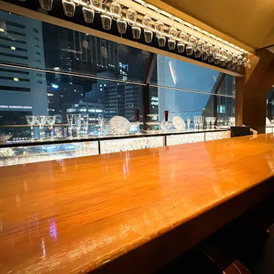 カウンター席から美しい夜景を眺める特別なひととき
