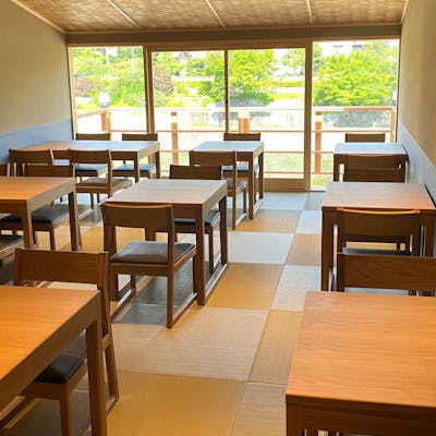 東山を望む特等席で、季節の彩りと職人技を味わう