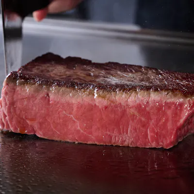唯一無二の火入れ。分厚い塊肉のステーキ