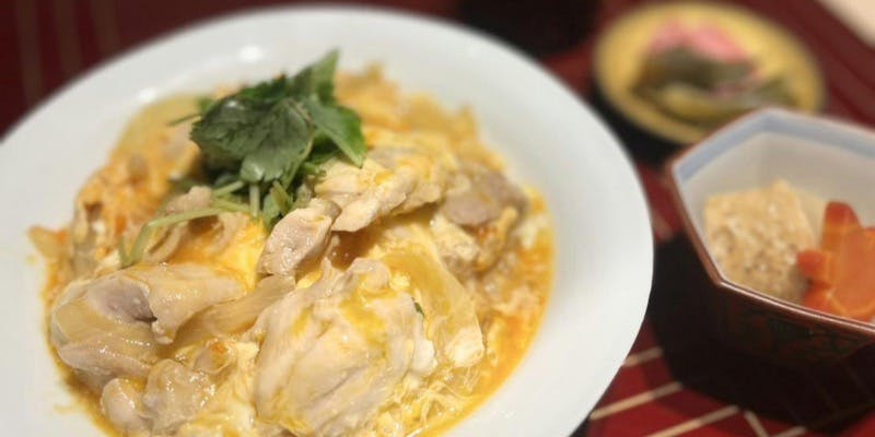 美食S　朝びき地鶏と極濃厚卵　「淡路の玉葱の親子丼」