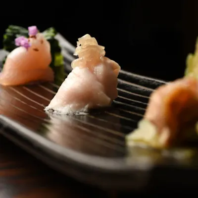 炭火で焼いた鶏や牛、野菜などの素材の味を活かした料理