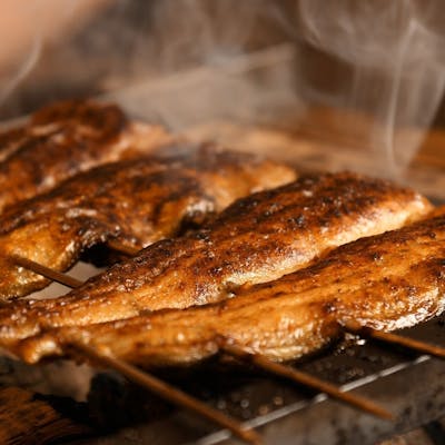 職人技が光る炭火焼きの臨場感