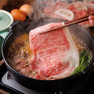 素材にこだわる、大人の贅沢。とろけるすき焼きと極上しゃぶしゃぶ