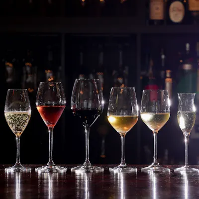 今夜の一杯に、世界のワインを