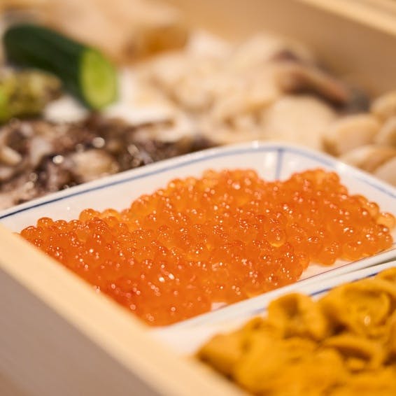 新鮮な海の幸を贅沢に盛り込んだ特製ちらし寿司