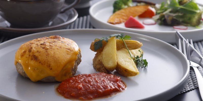 ヤマトポークと黒毛和牛の自家製手ごねハンバーグ【Aイギリス産チェダーチーズ＆自家製トマトソース】