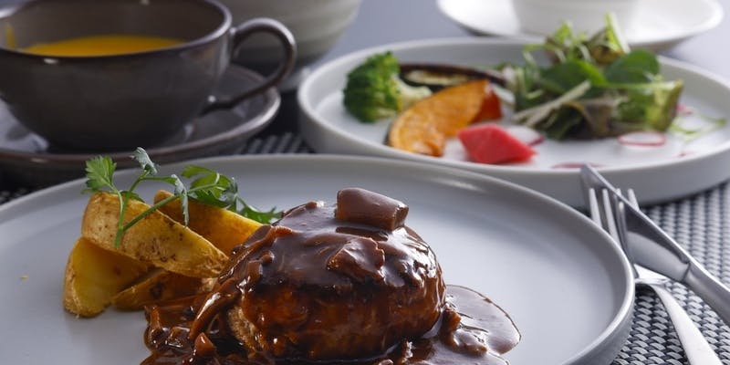 ヤマトポークと黒毛和牛の自家製手ごねハンバーグ【Bきのこのデミグラスソース】