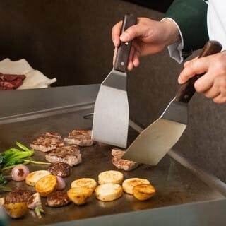 シェフが目の前で調理する実演調理ワゴン