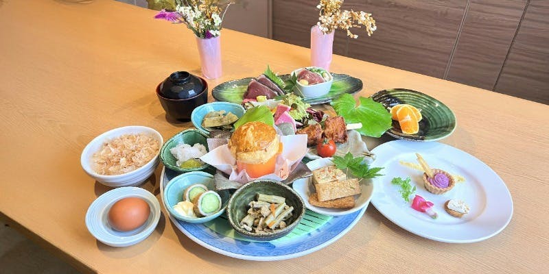 【ディナー：6000円コース】藁焼きカツオのたたきや皿鉢など、高知県ならではの料理が楽しめる全5品