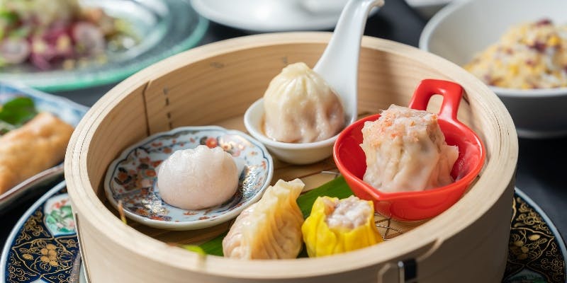 【飲茶ランチ】前菜、小龍包と蒸し点心、選べるご飯、デザートなど全6品