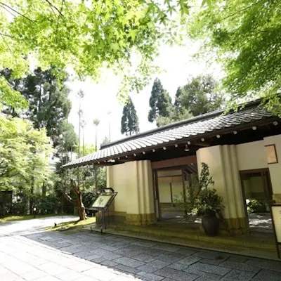 四季折々の庭園美を望む和の空間