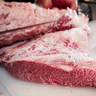 A5等級雌牛の希少部位を目の前で捌きたて